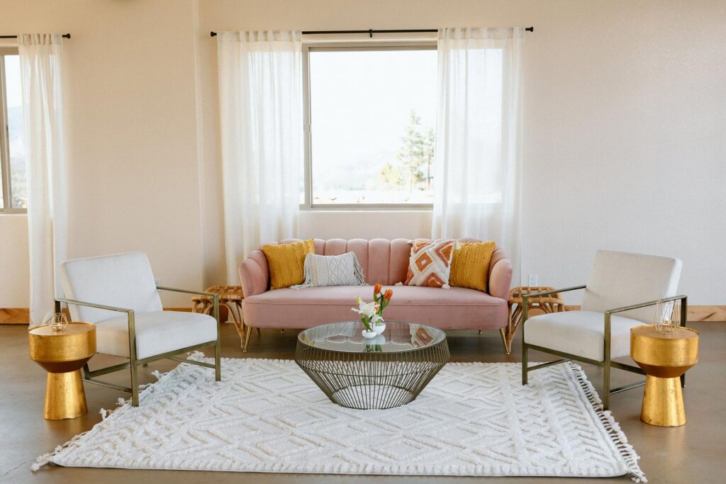 Cozy-Seating-in-Wedding-Reception