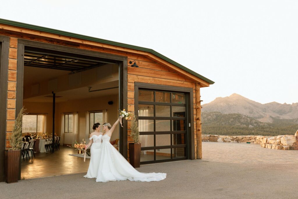 Indoor-and-Outdoor-Wedding-Reception-in-the-Colorado-Mountains