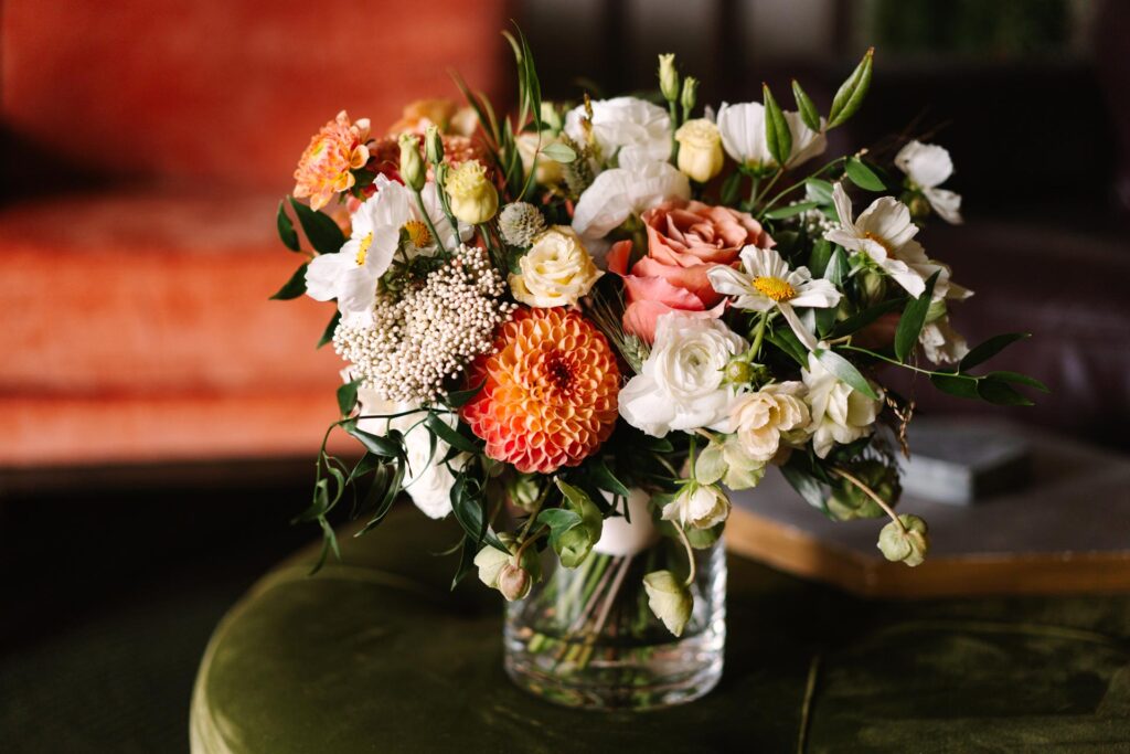 Wedding-Flowers-in-Grooms-Suite